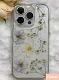 Håndlavet Mobilcover med Ægte Tørrede Blomster – Gennemsigtigt Cover med Hvide og Lyseblå Blomster – Elegant Blomsterdesign