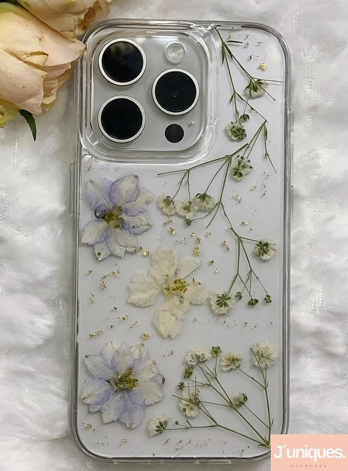 Håndlavet Mobilcover med Ægte Tørrede Blomster – Gennemsigtigt Cover med Hvide og Lyseblå Blomster – Elegant Blomsterdesign