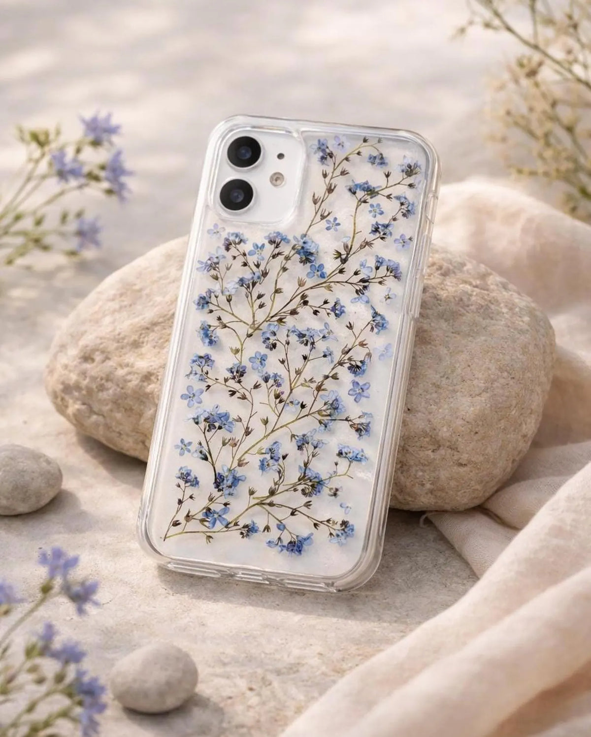 Håndlavet Mobilcover med Ægte Forglemmigej-Blomster – Gennemsigtigt Blomstret Cover med Blå Tørrede Blomster